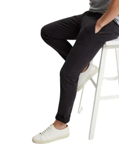 Cross Chino-Hose im Tapered Fit in Anthrazit-Färbung