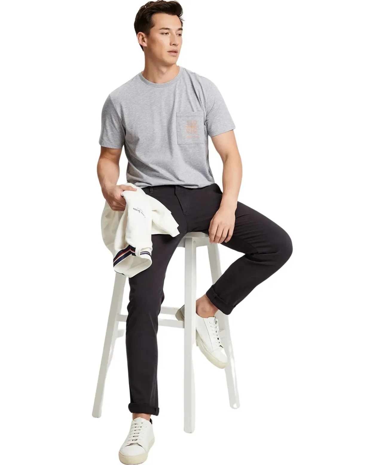 Cross Chino-Hose im Tapered Fit in Anthrazit-Färbung