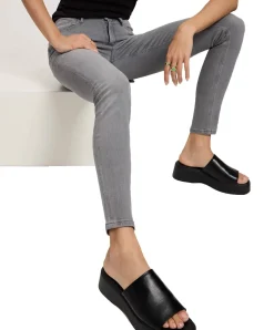 CROSS Jeans Alan in grauer Waschung mit engem Schnitt