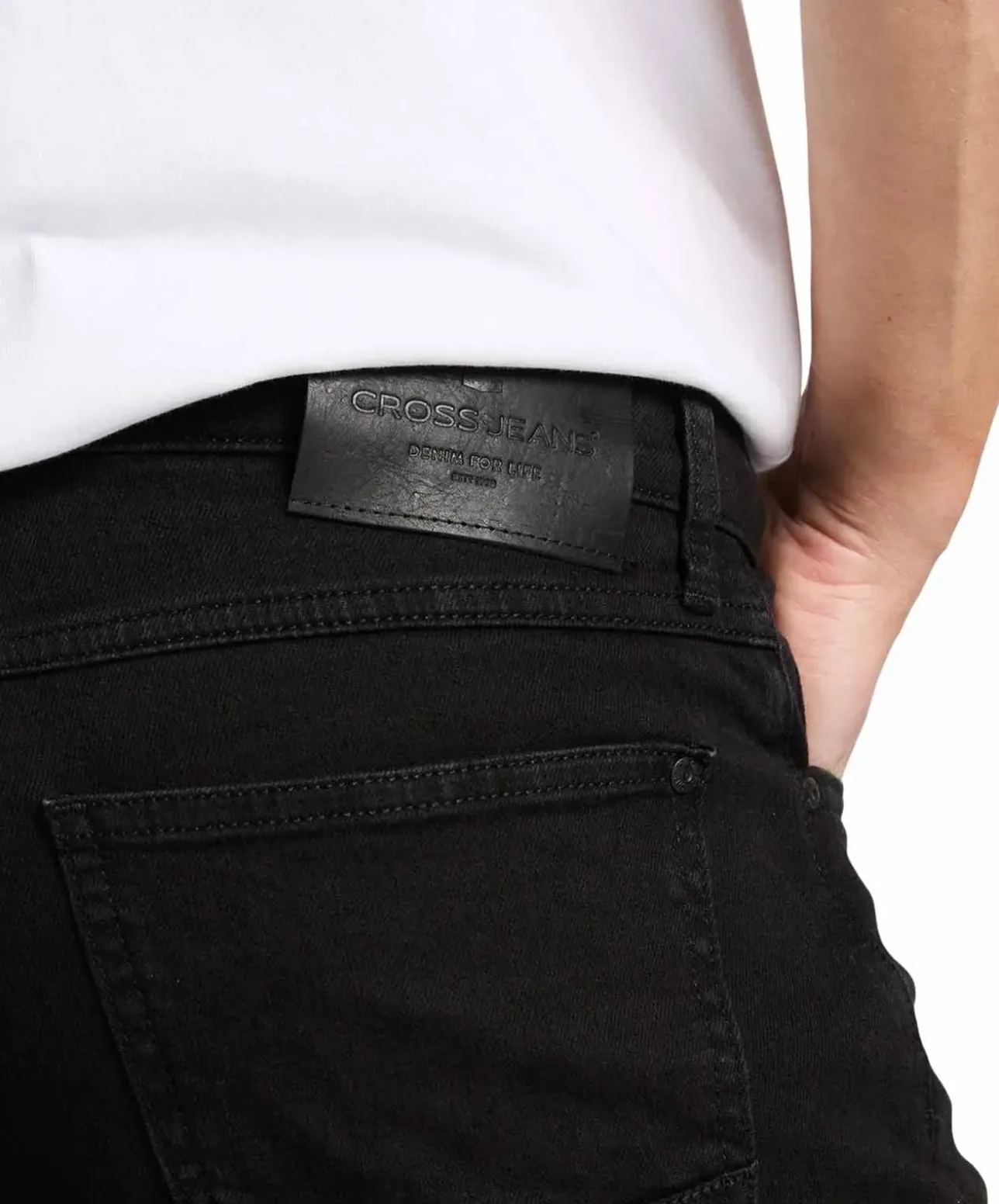 Cross Jeans Antonio in Schwarz mit Relaxed Fit