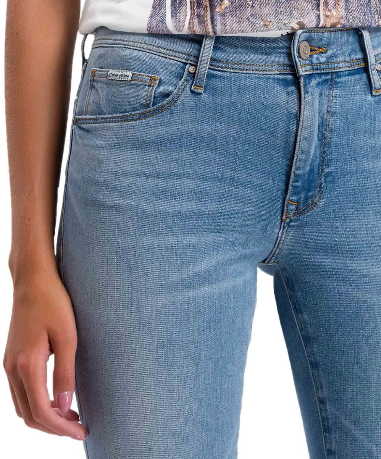 Cross Jeans Anya mit High Waist in hellblauem Used