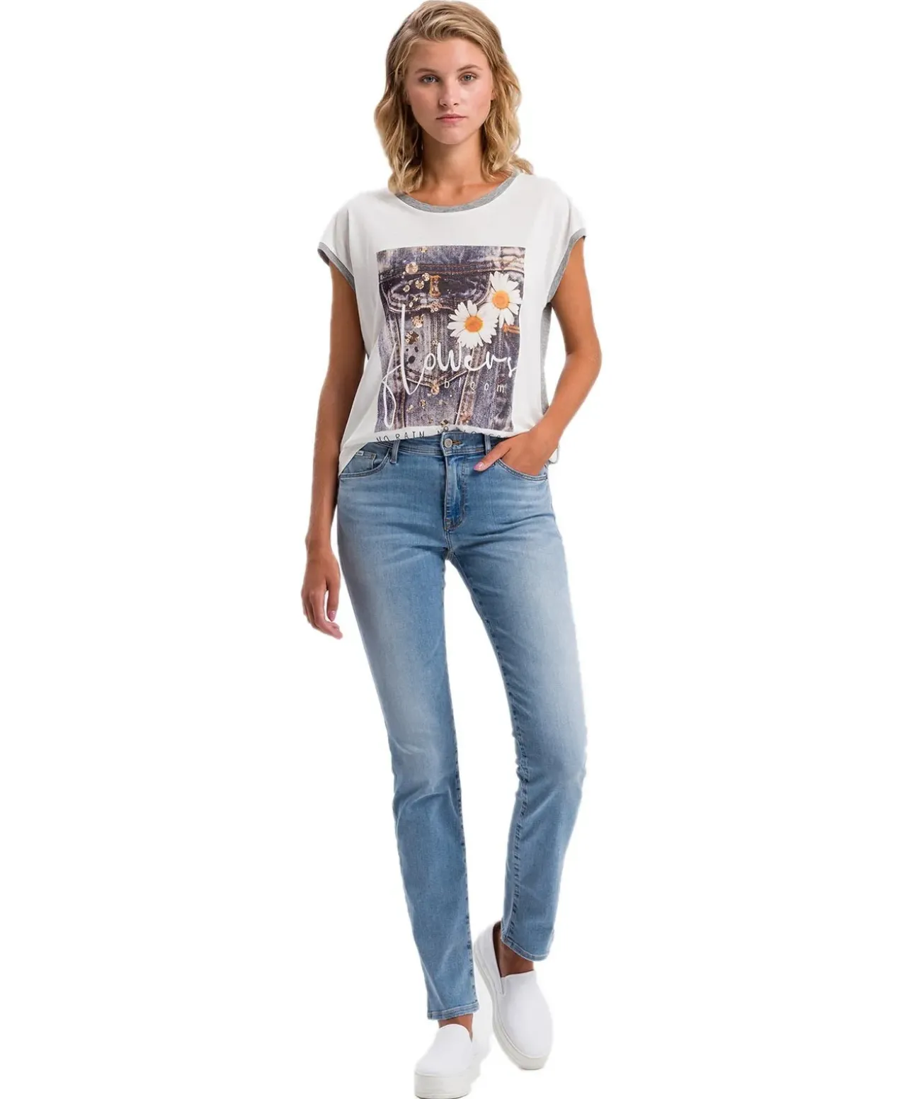 Cross Jeans Anya mit High Waist in hellblauem Used