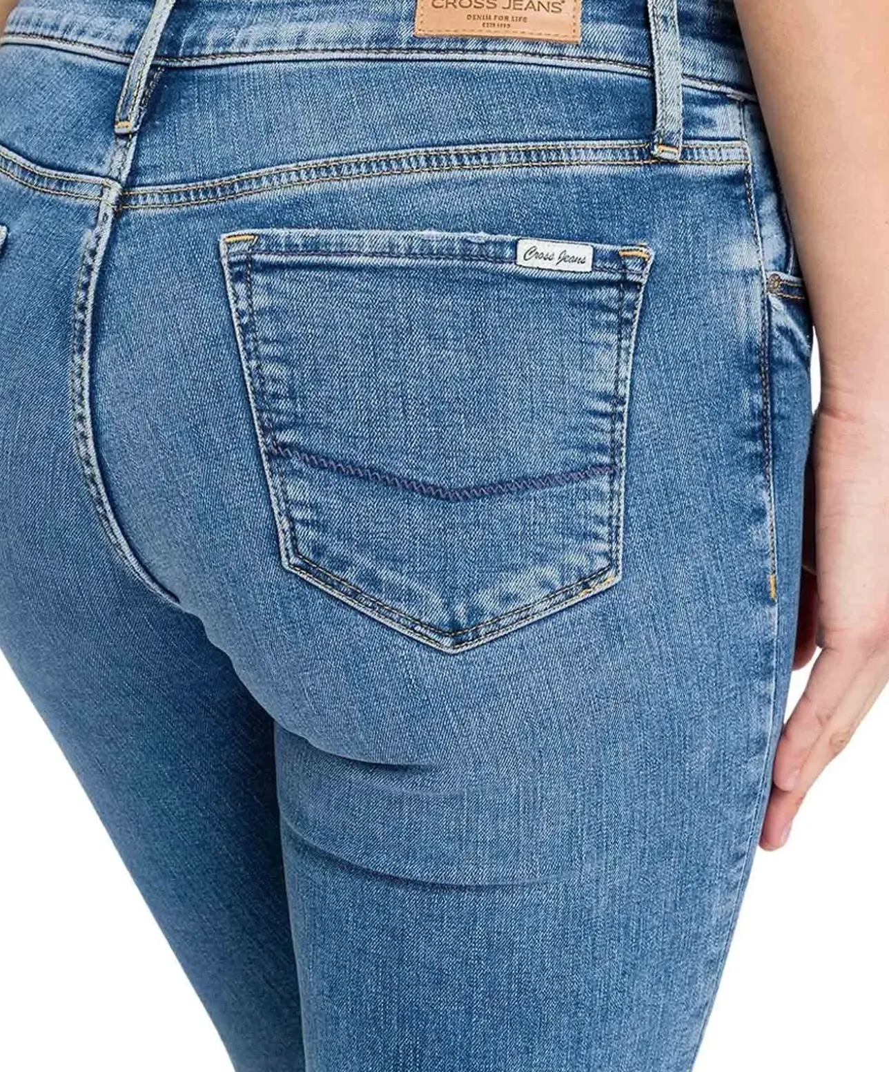 Cross Jeans Anya mit hohem Bund in Mittelblau