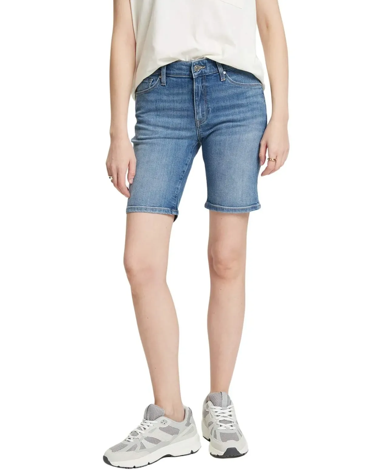 Cross Jeans Anya Short mit hohem Bund in heller Waschung