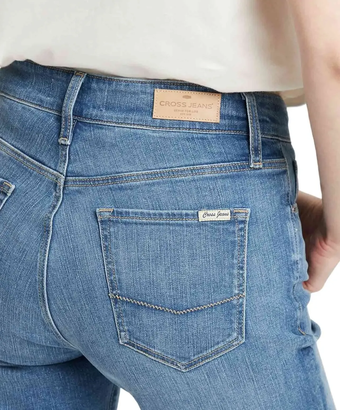 Cross Jeans Anya Short mit hohem Bund in heller Waschung