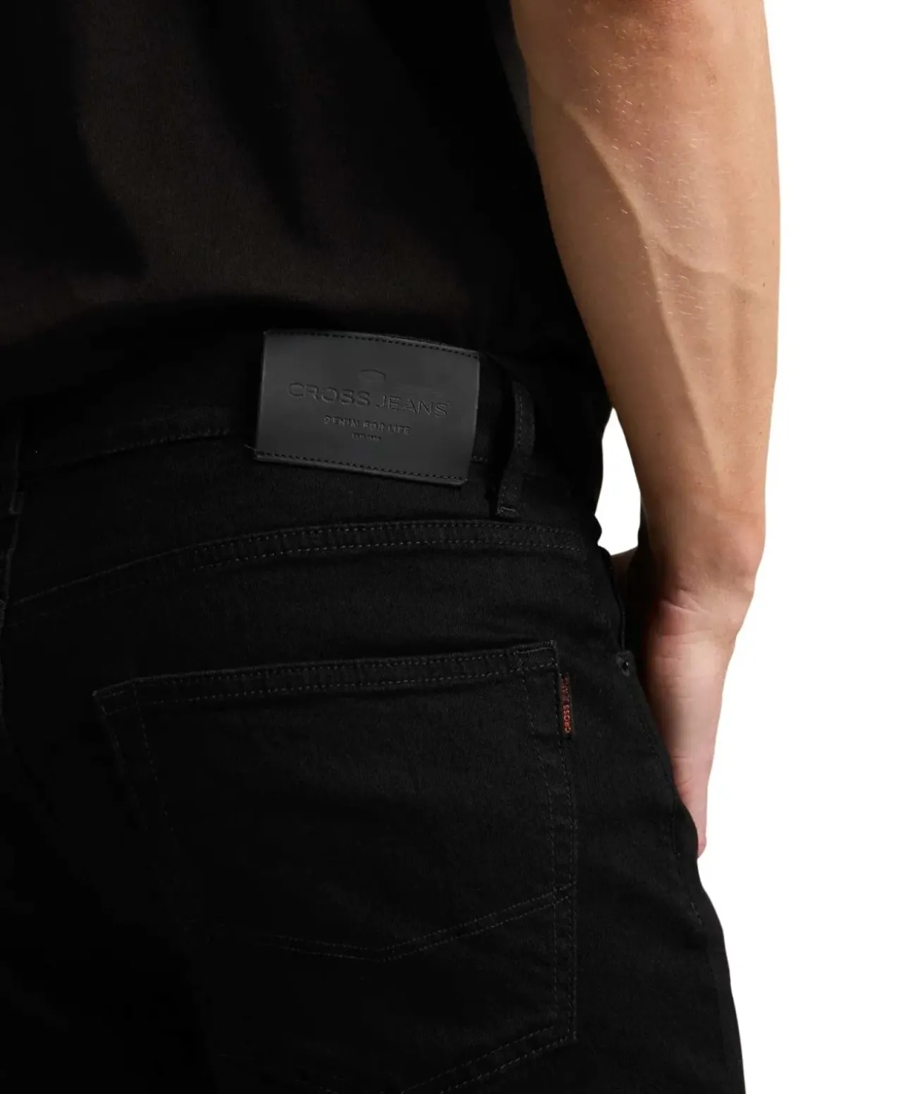 Cross Jeans Colin in Schwarz mit ausgestellten Bein