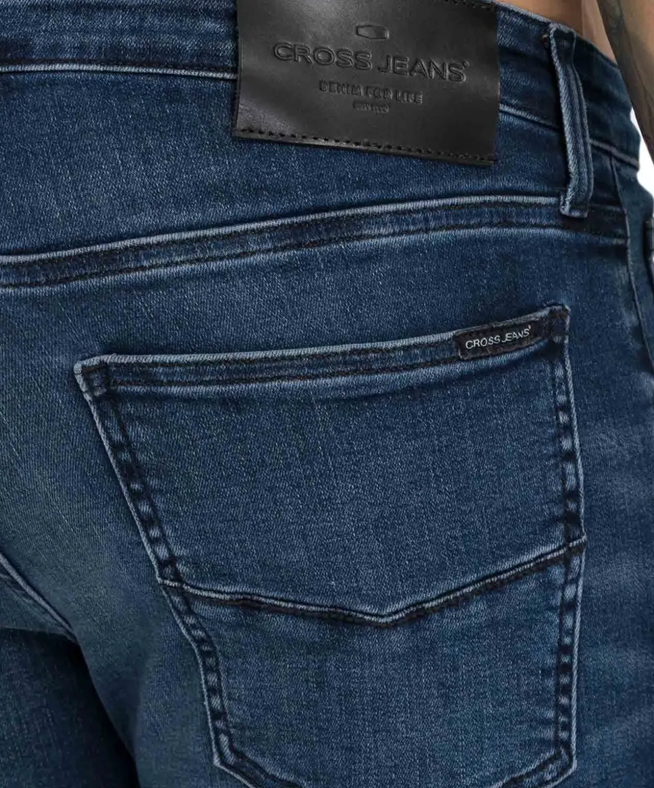 Cross Jeans Damien mit Slim Fit in blauem Used Look