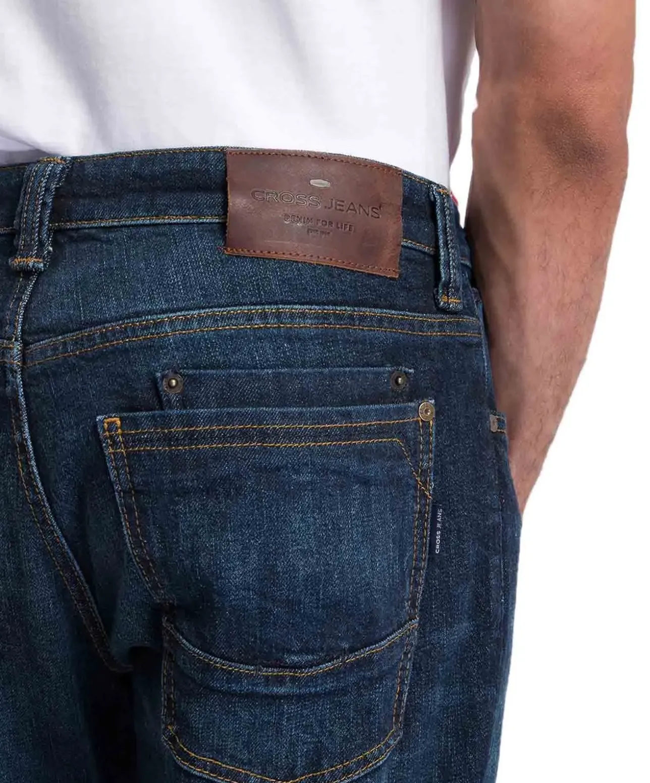 Cross Jeans Dylan mit Regular Fit in dunkler Waschung