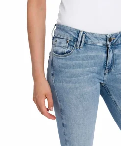 Cross Jeans Giselle in Hellblauer Waschung mit Ankle-Länge
