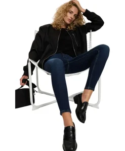 Cross Jeans Judy im Skinny Fit in Dunkelblau