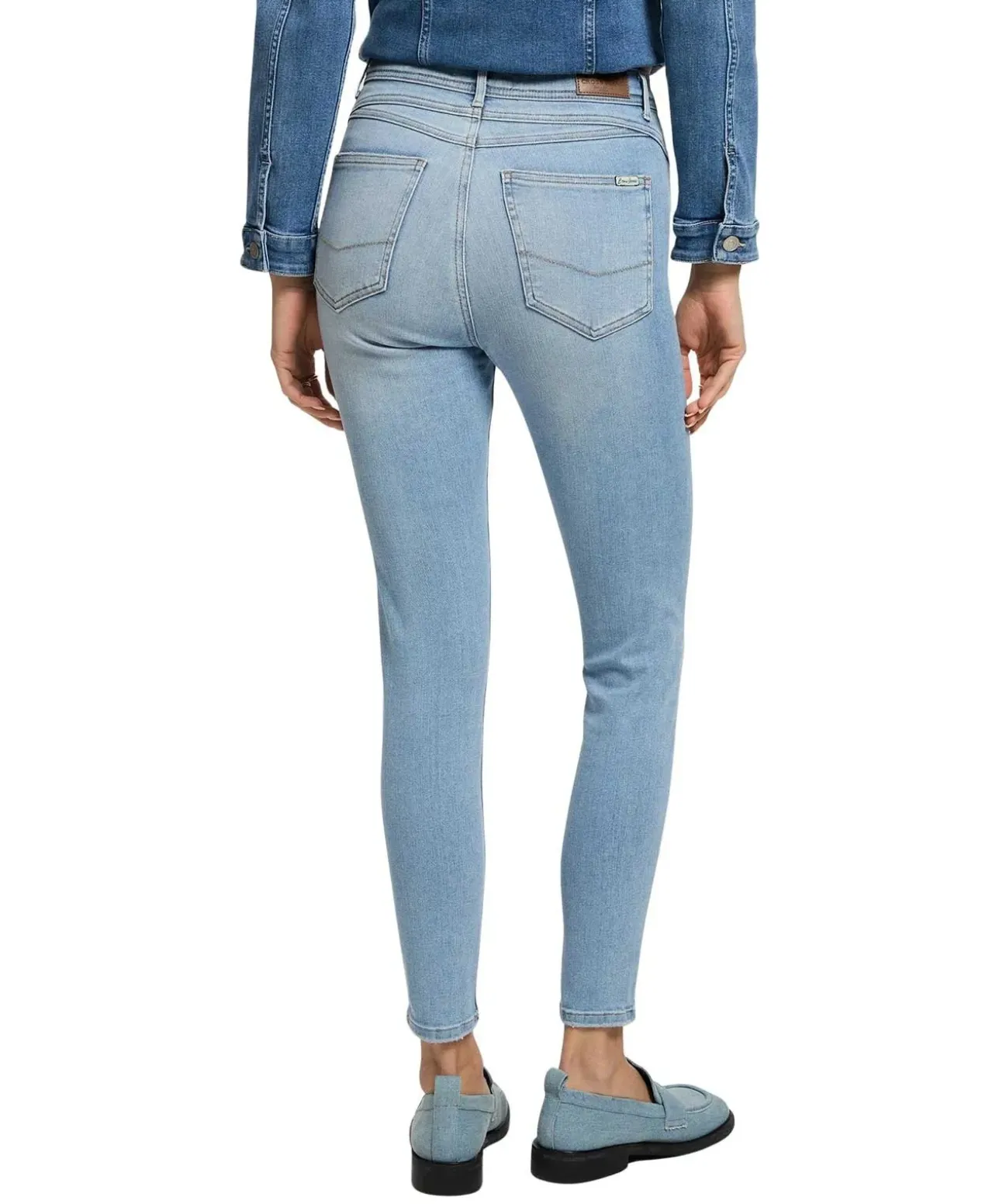 Cross Jeans Judy mit verkürzter Beinlänge in Hellblau