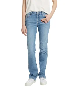 Cross Jeans Lauren in Hellblau mit ausgestelltem Bein