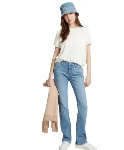 Cross Jeans Lauren in Hellblau mit ausgestelltem Bein