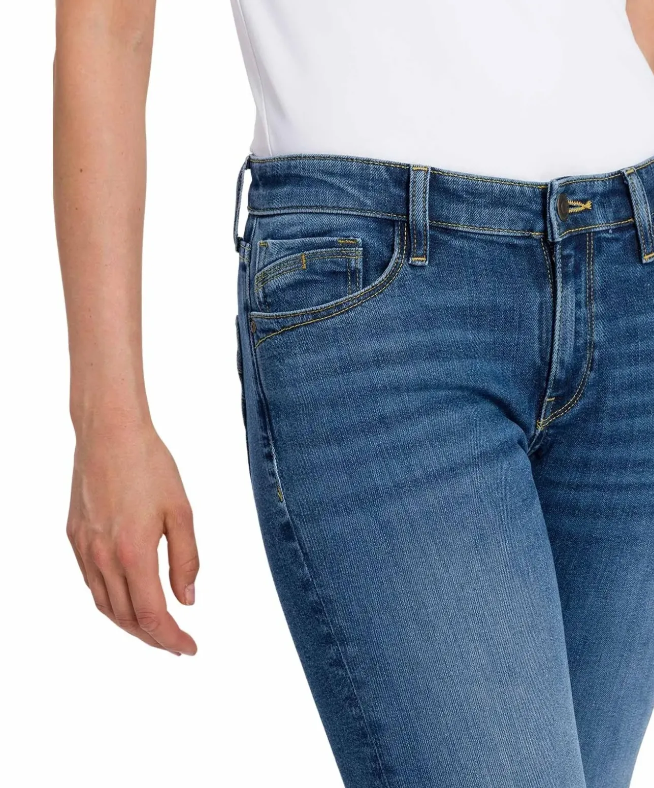 Cross Jeans Lauren mit hohem Bund in mittlerer Waschung