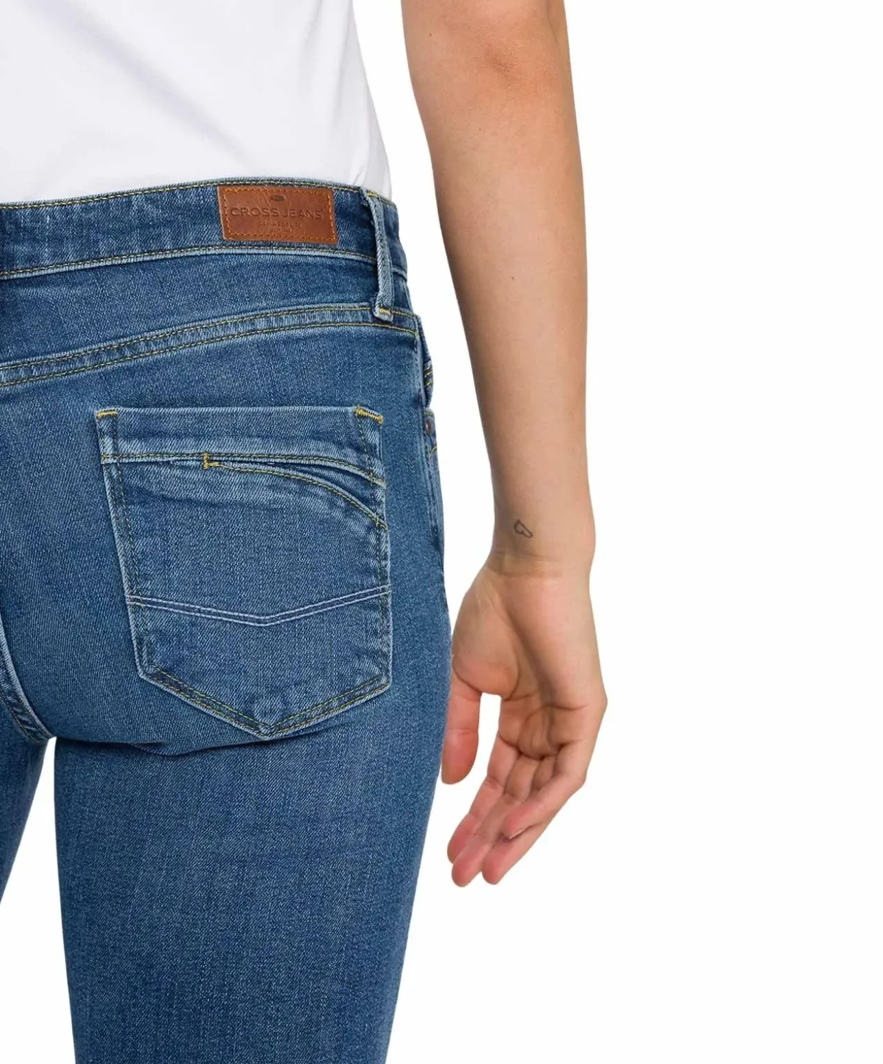 Cross Jeans Lauren mit hohem Bund in mittlerer Waschung