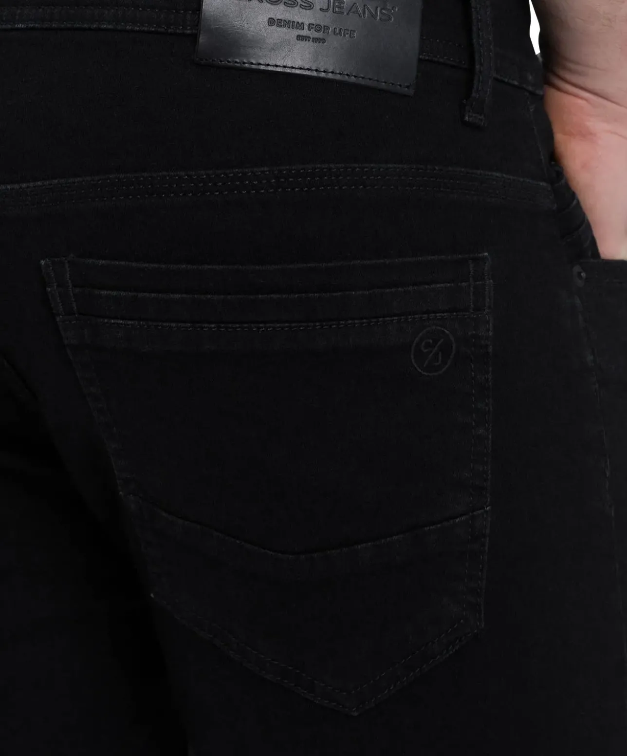 Cross Jeans Tapered Fit Jimi in Schwarzer Optik