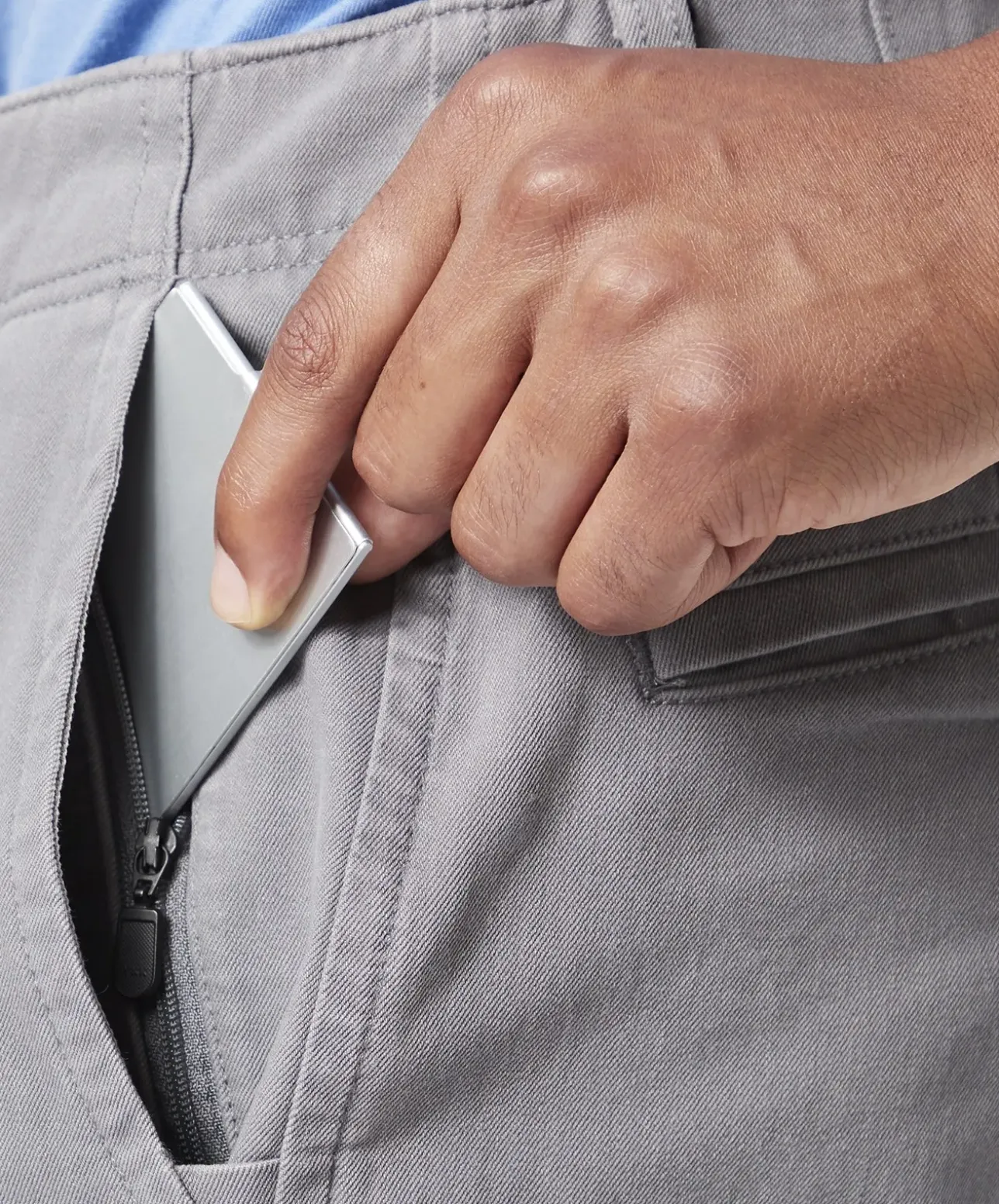 Dockers Chinohose Alpha aus hellgrauen Smart 360 Flex