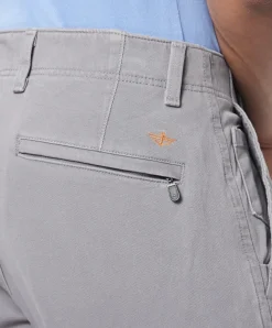 Dockers Chinohose Alpha aus hellgrauen Smart 360 Flex