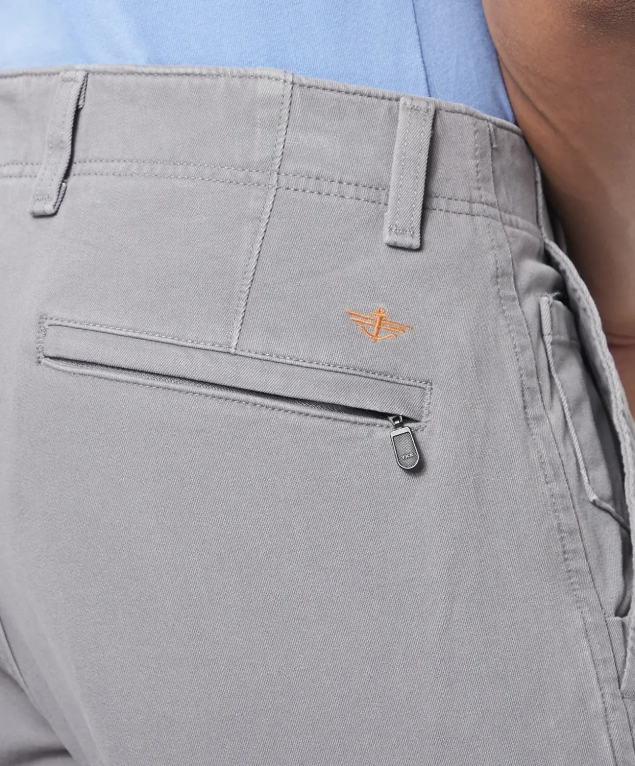 Dockers Chinohose Alpha aus hellgrauen Smart 360 Flex