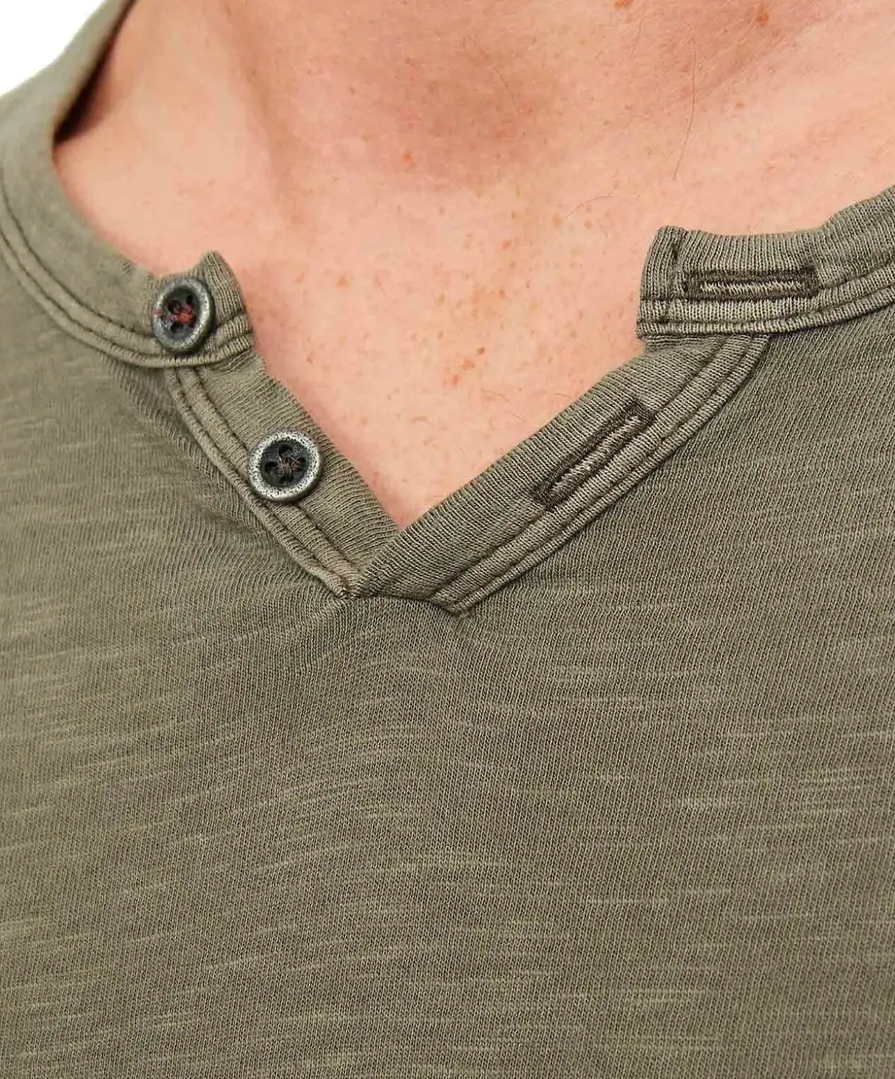 Jack & Jones T-Shirt mit Splitneck in Dusky Green