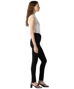 Levi's 310 Shaping Super Skinny Jeans in Schwarz