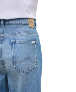Mustang Charlotte Tapered im Mom Fit und hellblauer Waschung