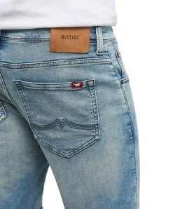 Mustang Chicago Shorts aus Stretch Denim in Hellblau