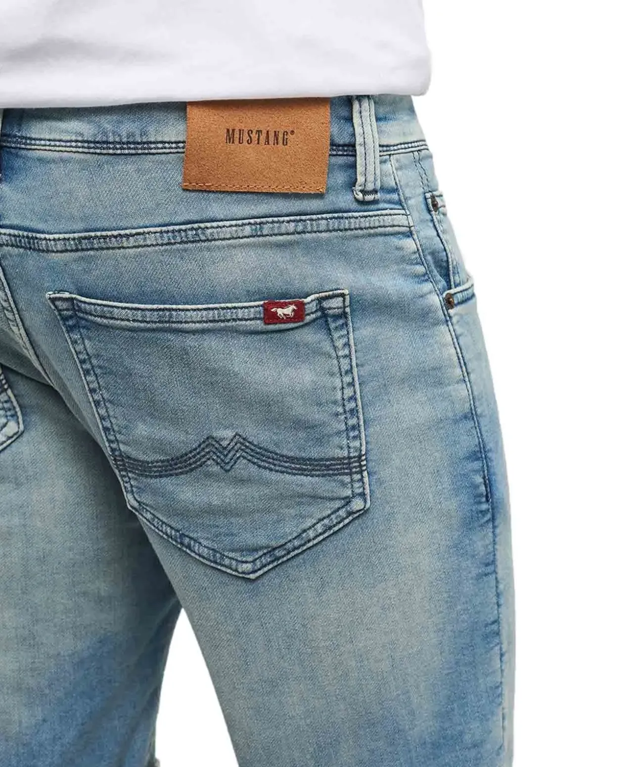 Mustang Chicago Shorts aus Stretch Denim in Hellblau