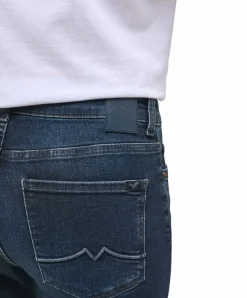 Mustang Crosby Relaxed Straight Jeans in Blauschwarz
