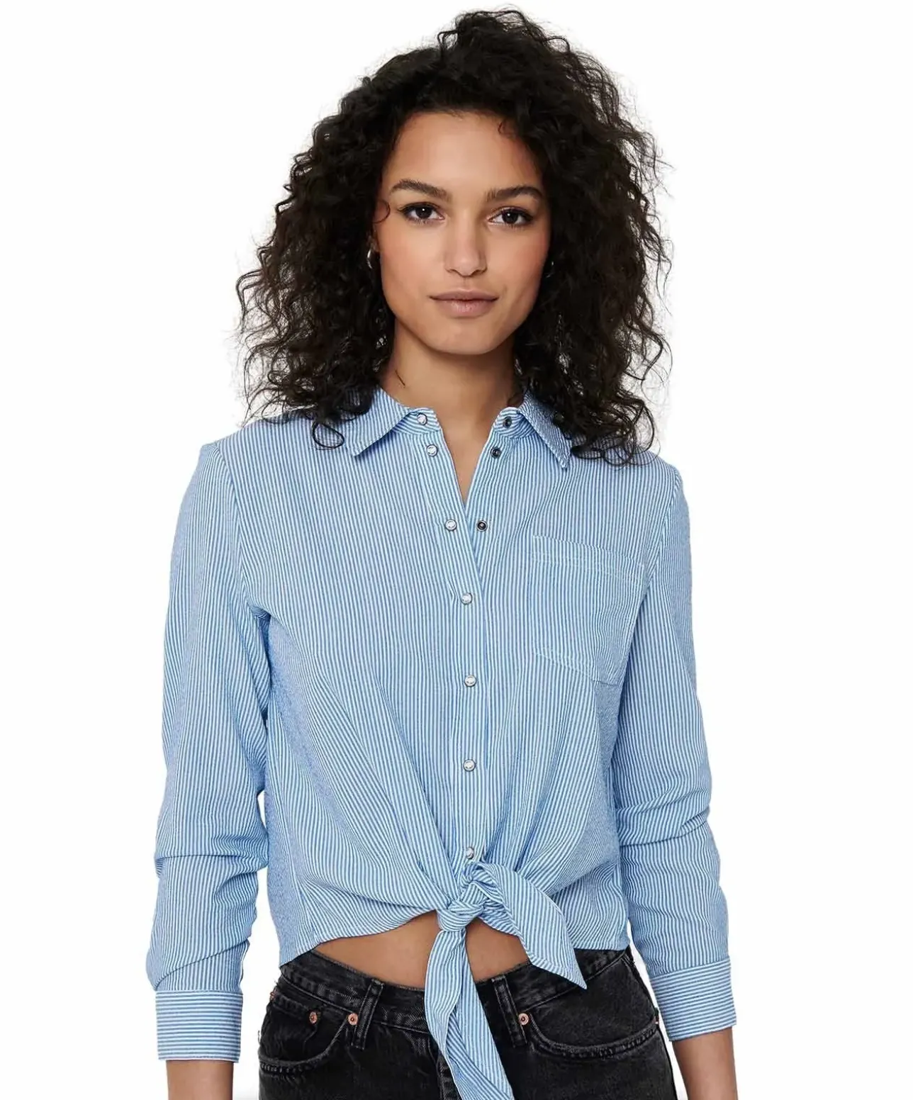 ONLY Lecey Bluse mit Hemdkragen in Hellblau und Brusttasche