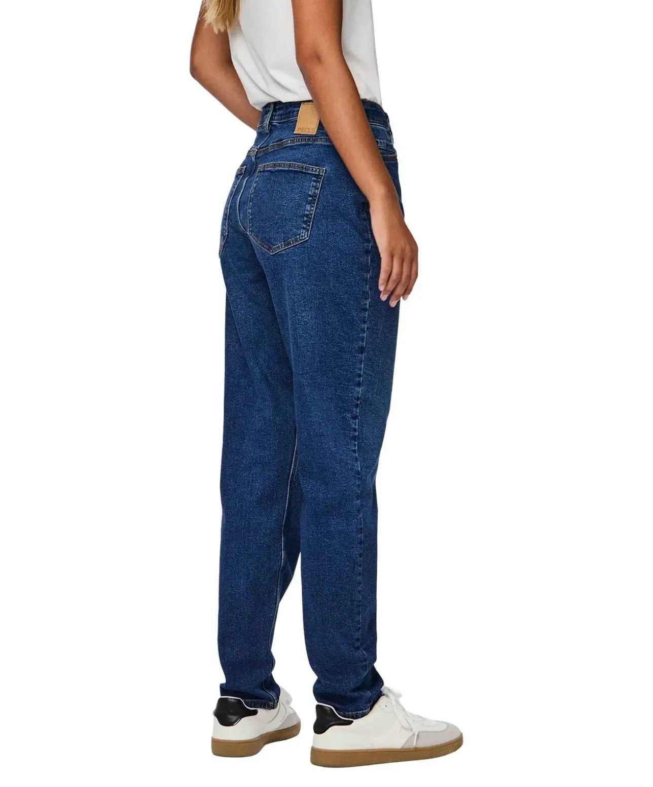 Pieces Kesia Jeans Mom fit in dunkelblauer Waschung