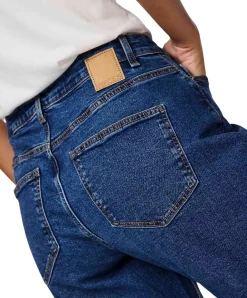 Pieces Kesia Jeans Mom fit in dunkelblauer Waschung