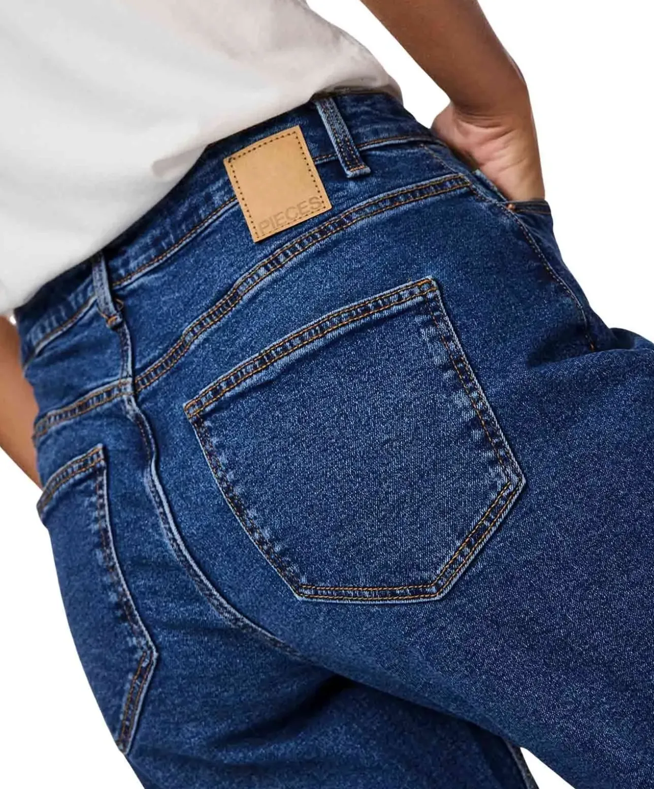 Pieces Kesia Jeans Mom fit in dunkelblauer Waschung