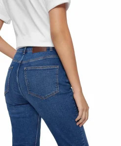 Pieces Kesia Jeans Mom fit in dunkelblauer Waschung
