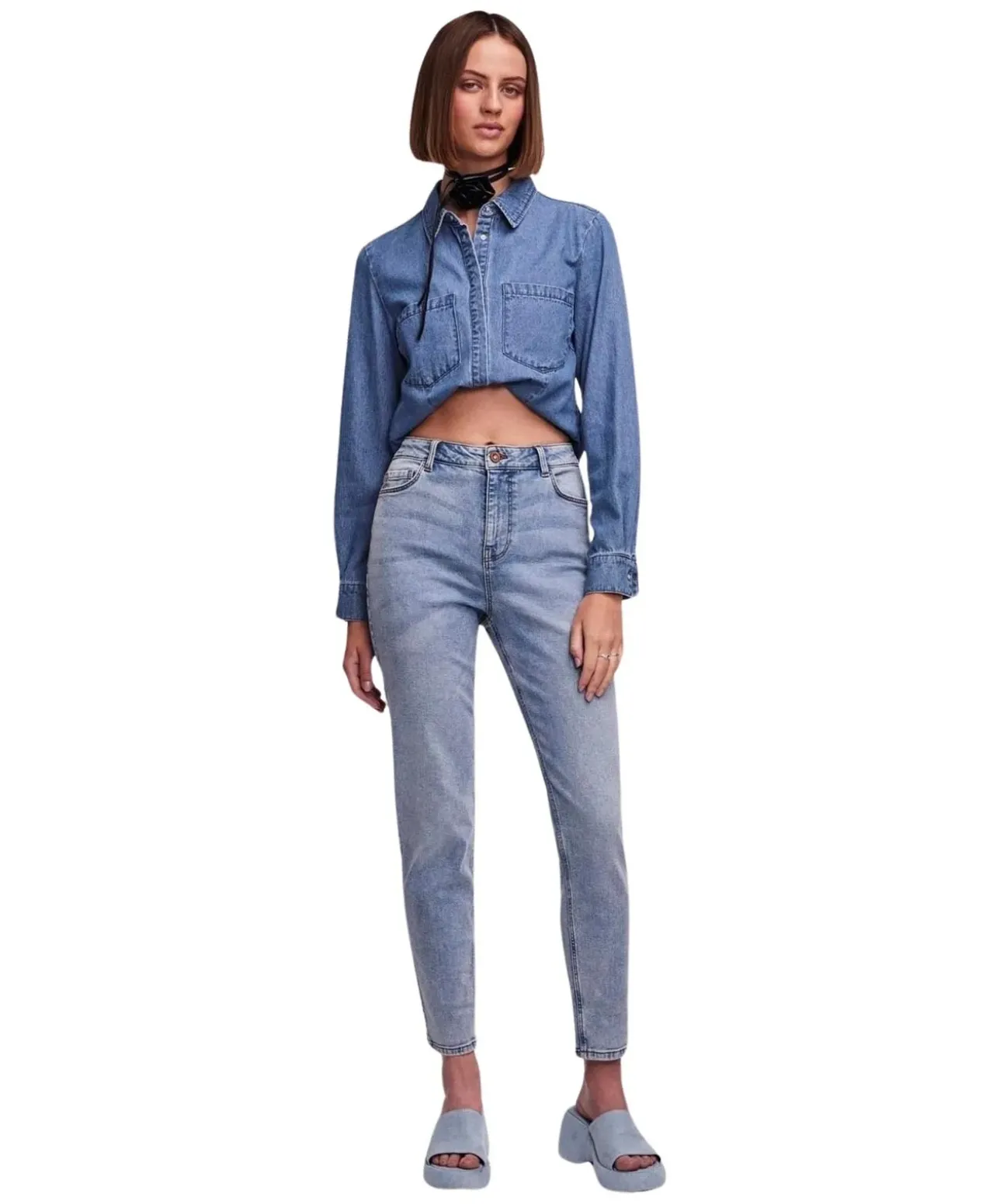 Pieces Kesia Mom Jeans mit hohem Bund in Hellblau