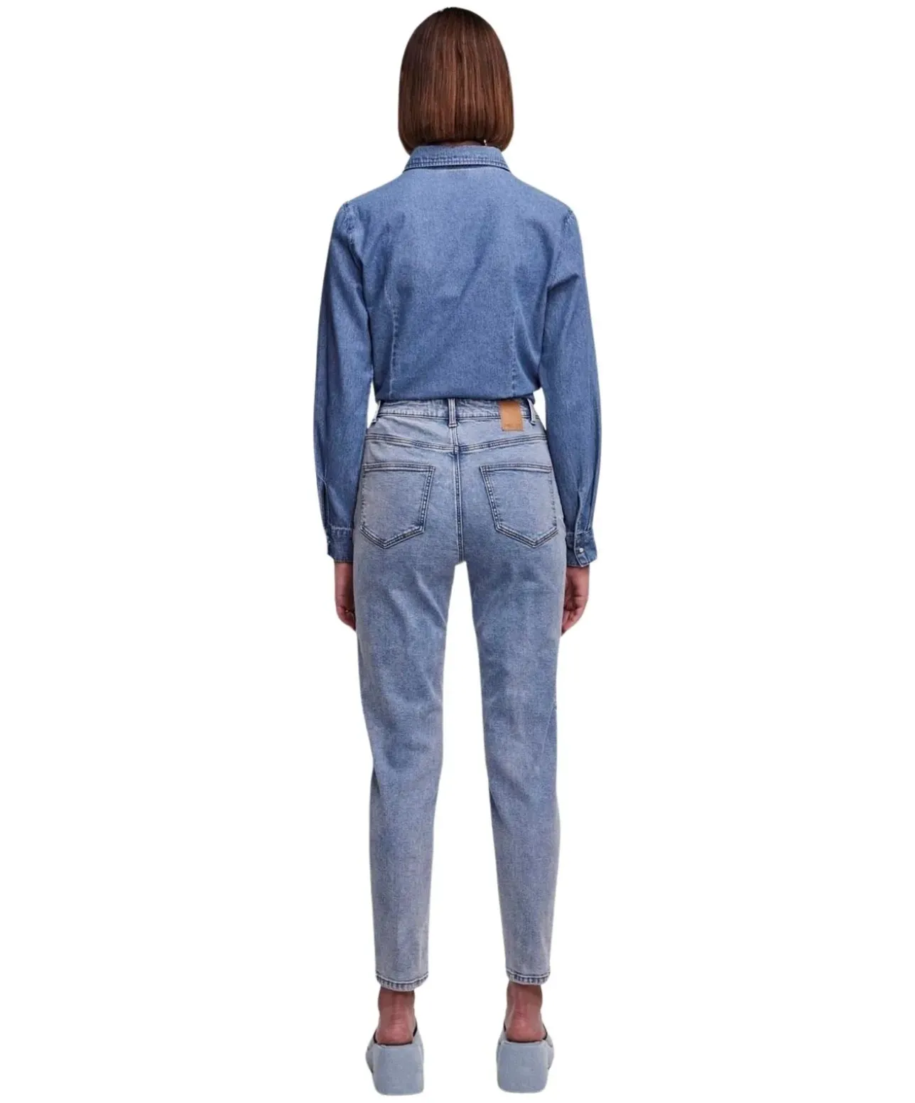 Pieces Kesia Mom Jeans mit hohem Bund in Hellblau