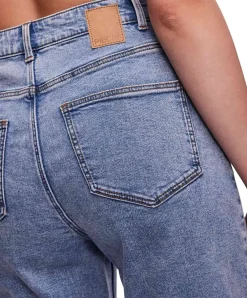 Pieces Kesia Mom Jeans mit hohem Bund in Hellblau