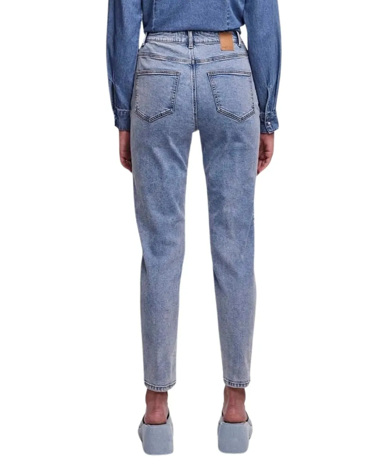 Pieces Kesia Mom Jeans mit hohem Bund in Hellblau