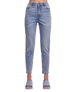 Pieces Kesia Mom Jeans mit hohem Bund in Hellblau