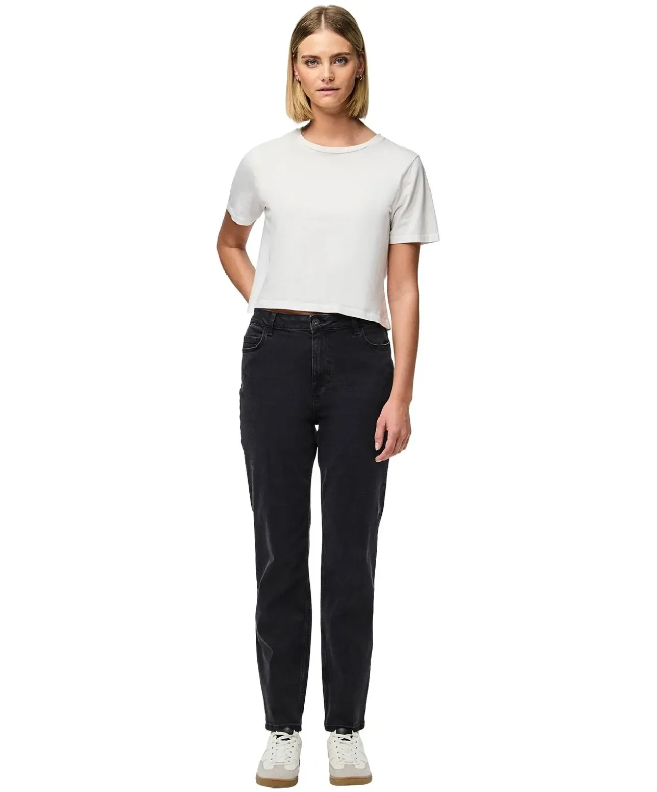 PIECES Kesia Mom-Fit Jeans in Schwarz mit Knöchellänge