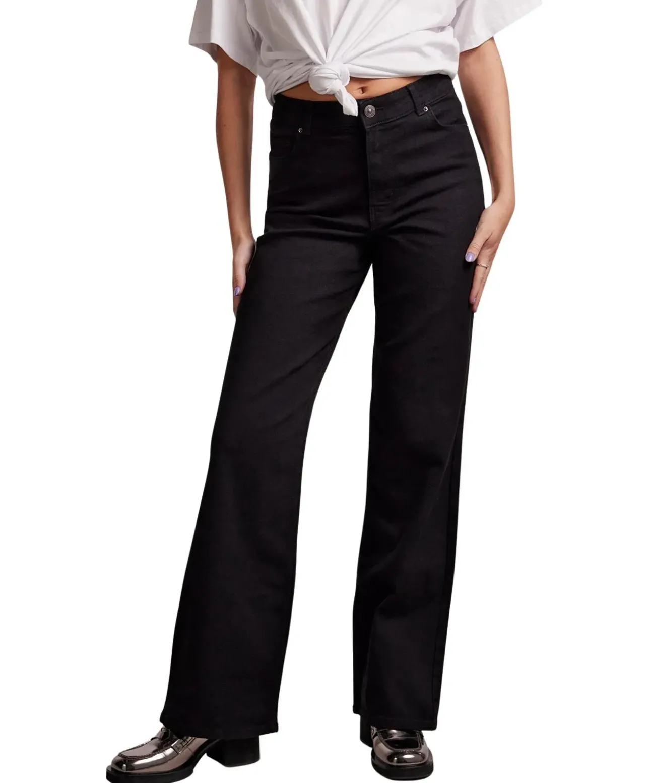 Pieces Peggy Jeans mit weitem Bein in Schwarz