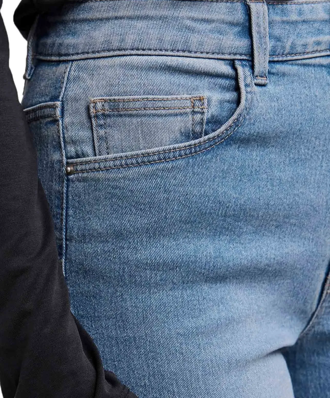 Pieces Peggy Jeans mit weitem Bein in hellem Used Look