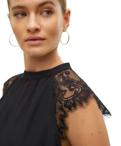 Vero Moda Spitzenbluse Milla mit Flügelärmeln in Schwarz
