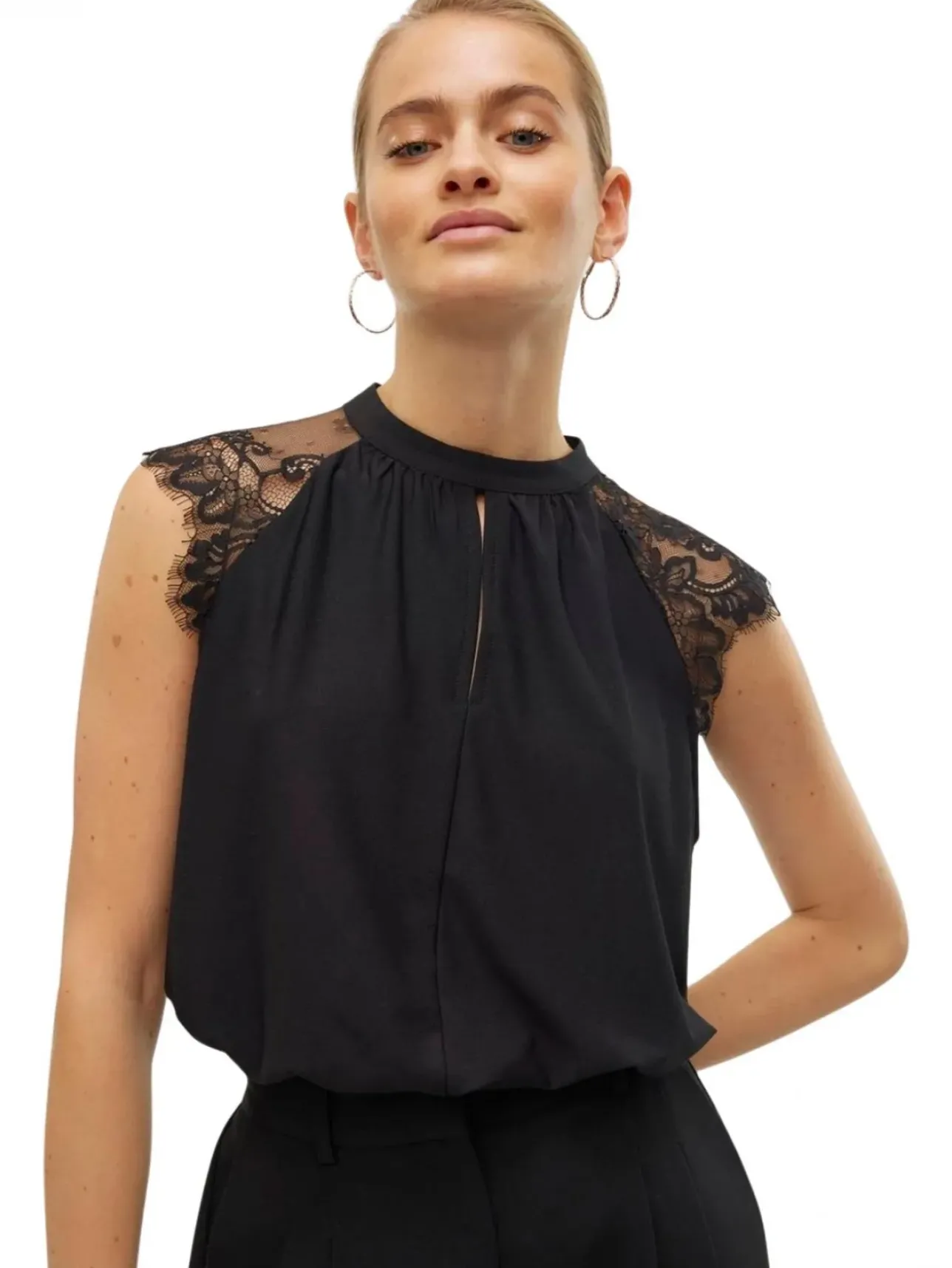 Vero Moda Spitzenbluse Milla mit Flügelärmeln in Schwarz