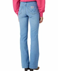 Wrangler Flare Jeans mit High Waist in Hellblau
