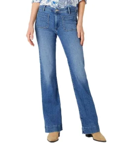Wrangler Flare Jeans mit High Waist in Mittelblau