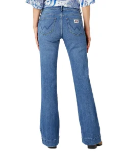 Wrangler Flare Jeans mit High Waist in Mittelblau