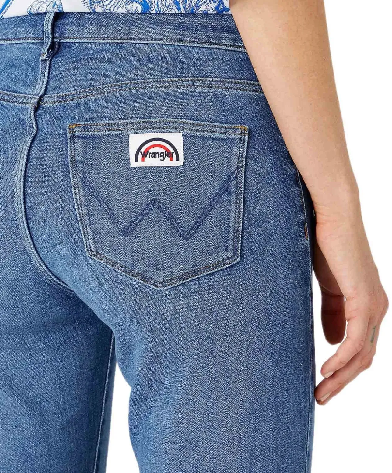 Wrangler Flare Jeans mit High Waist in Mittelblau