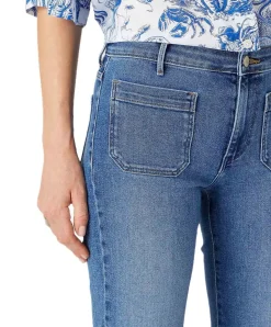 Wrangler Flare Jeans mit High Waist in Mittelblau