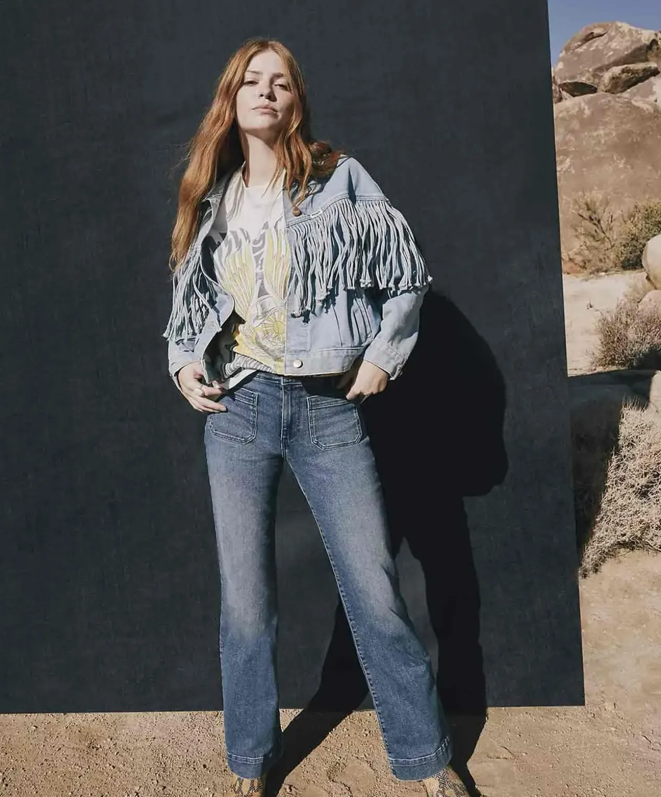 Wrangler Flare Jeans mit High Waist in Mittelblau